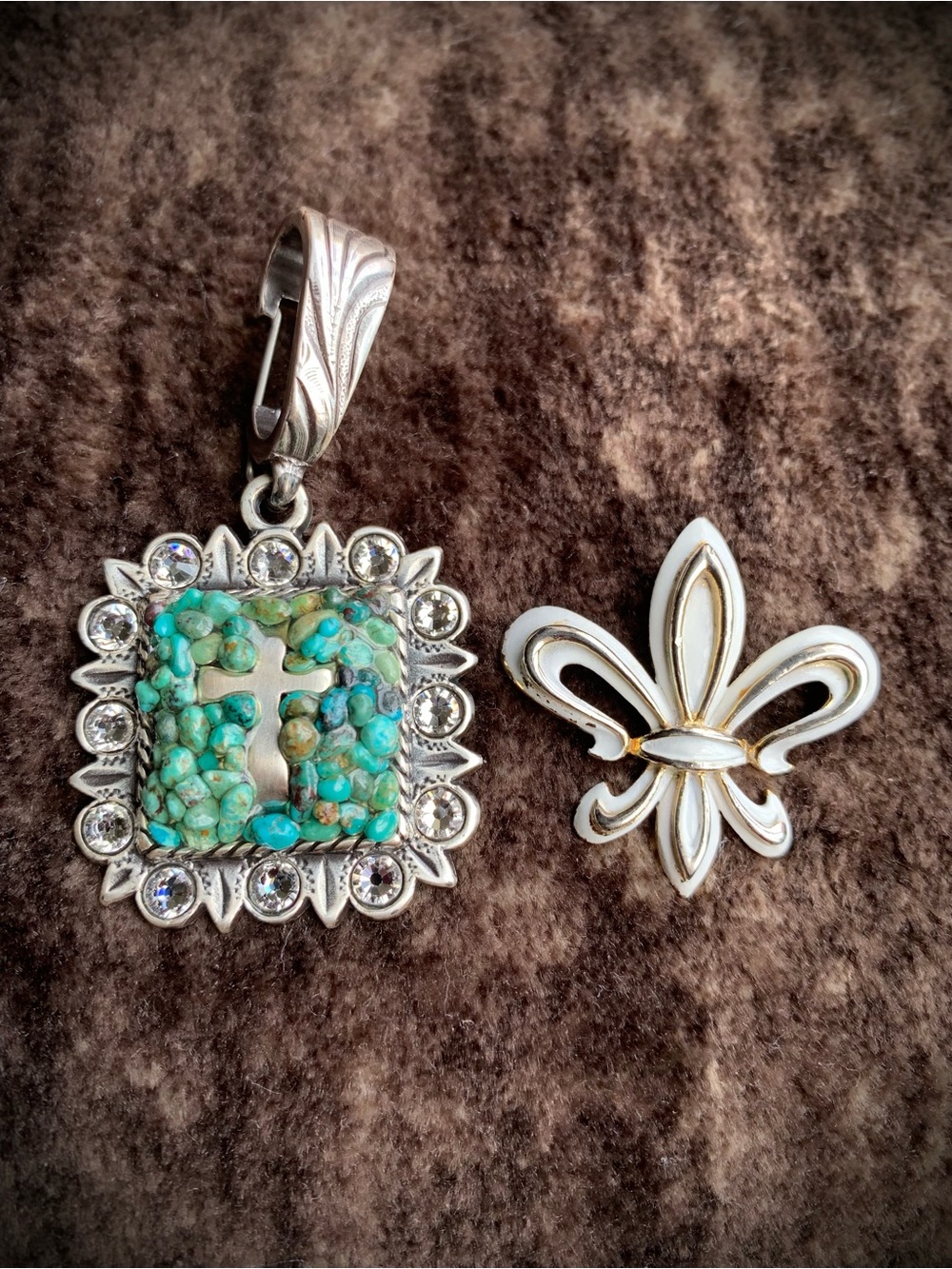 2 Vintage Chunky Pendants Turquoise Bling Fleur de Lis